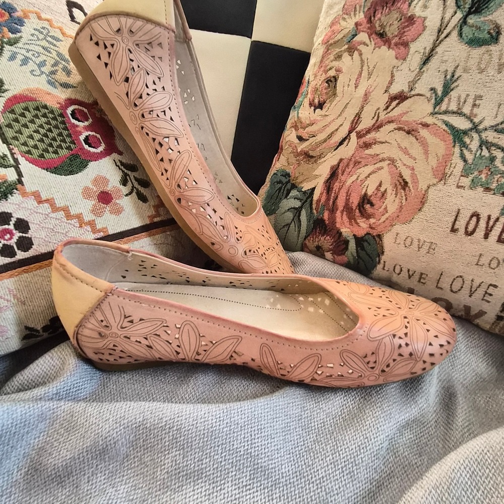 Baretraps Mariah Blush Laser Cut Floral Memory Foam Ballet Flats Size 9M Neutral
